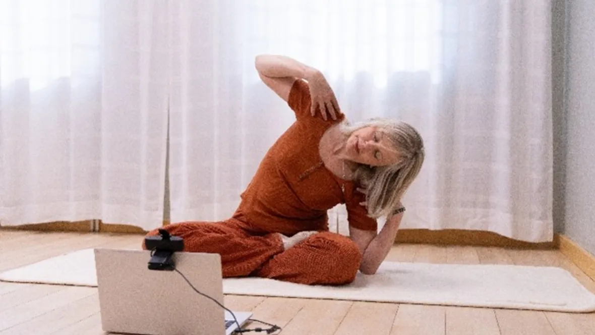 En person som utövar yoga