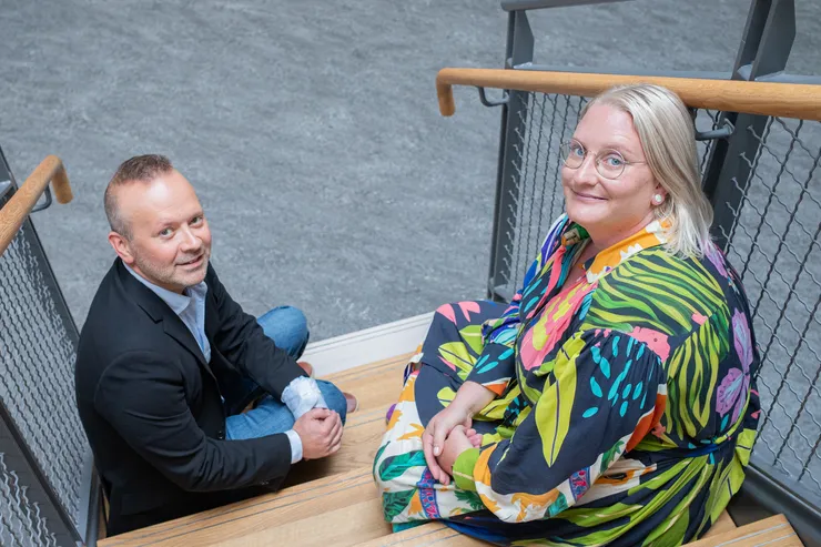 Två personer i en trappa.