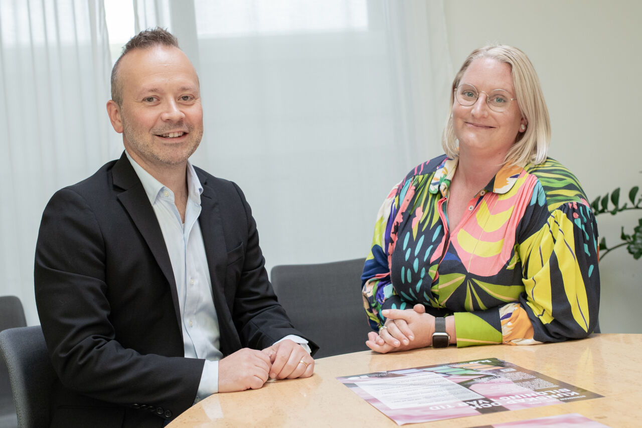 Två personer sitter vid ett bord.