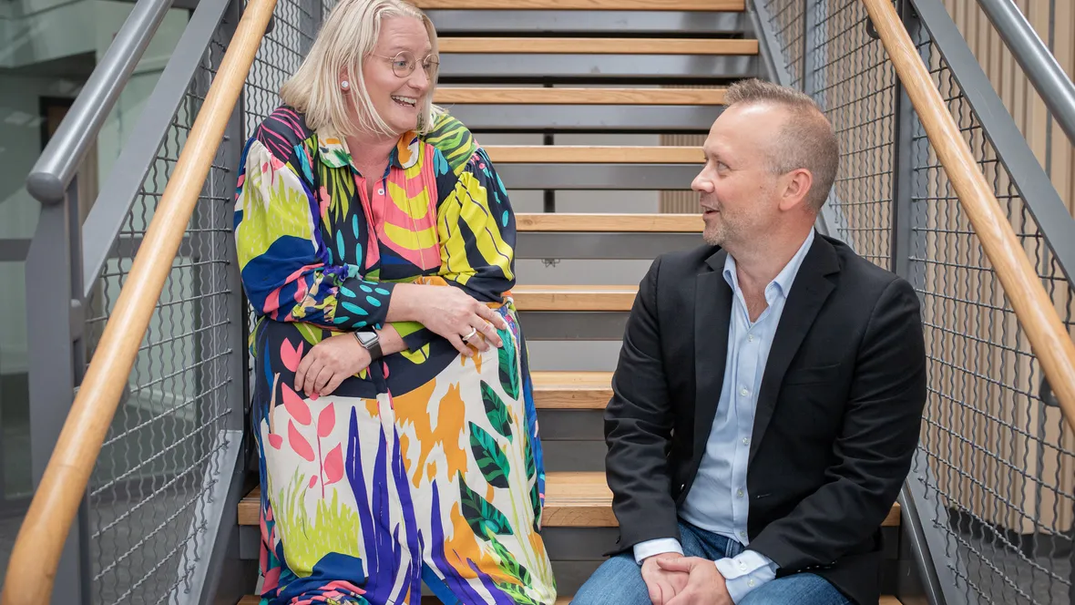 Två personer sitter i en trapp.