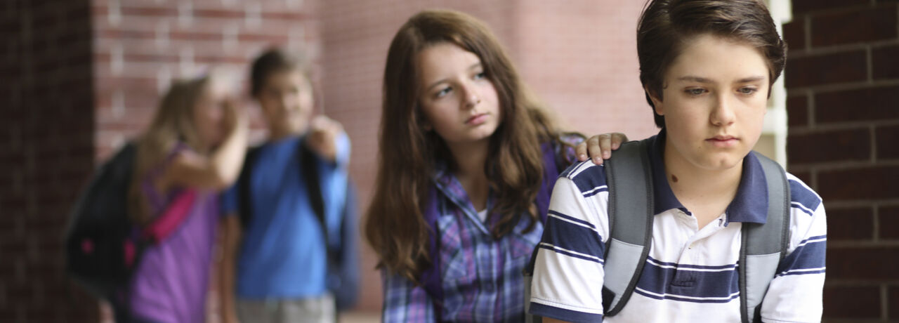 En flicka tröstar en pojke.