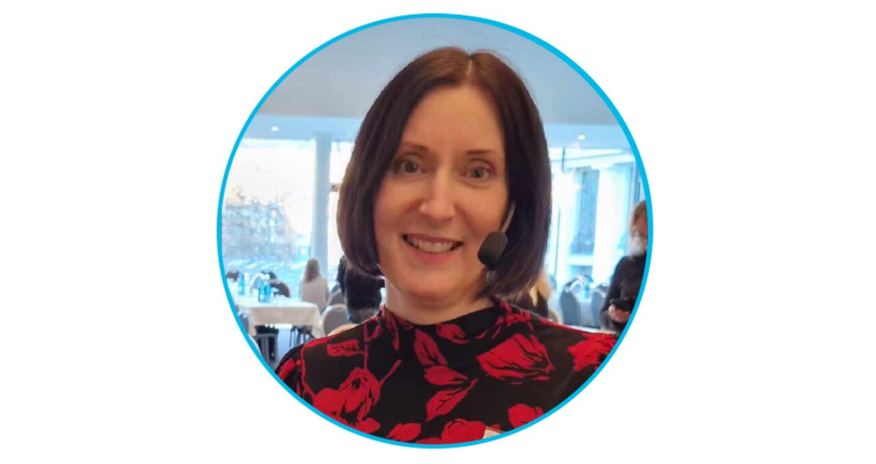 Porträttbild av en kvinna med brunt hår