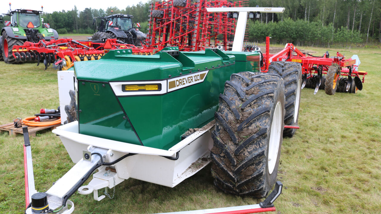 Bild på självkörande traktor och människor.