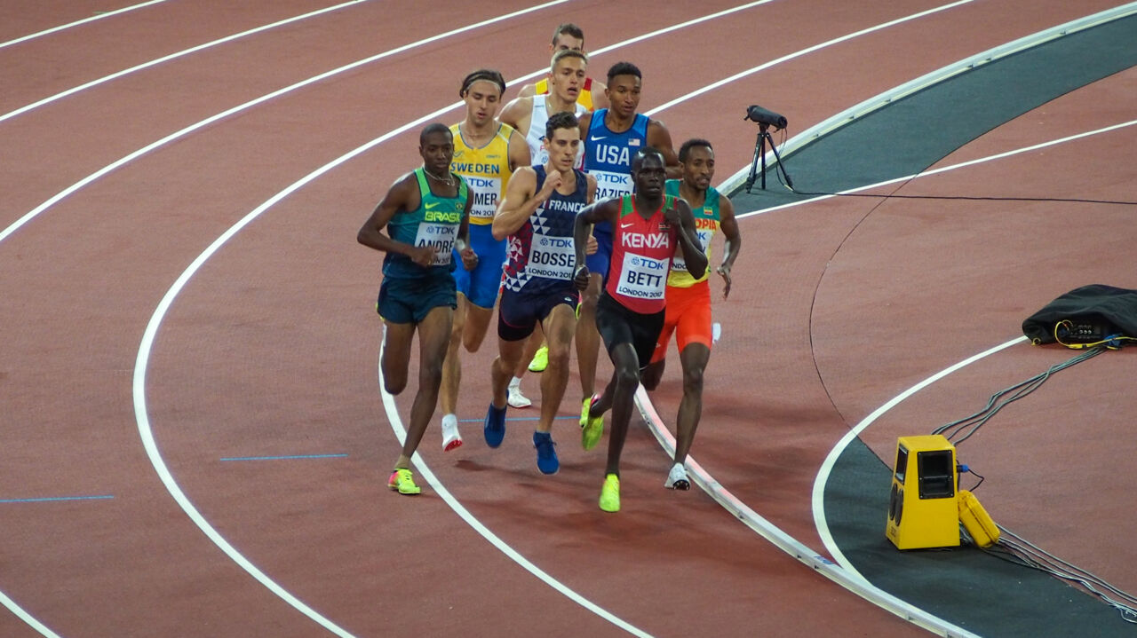 En bild på människor som löper