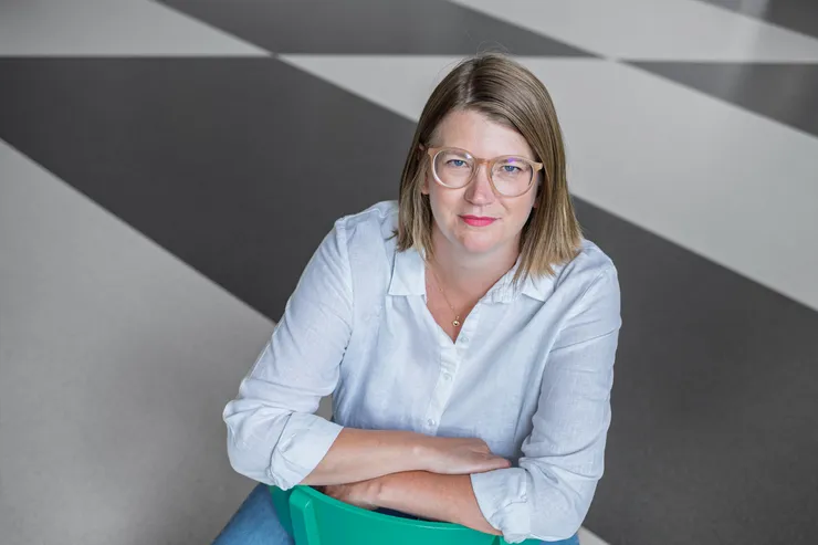 Lina Lago tittar upp mot kameran.