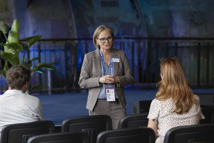 Forskare Carolina Lundqvist talar vid FISU konferensen.