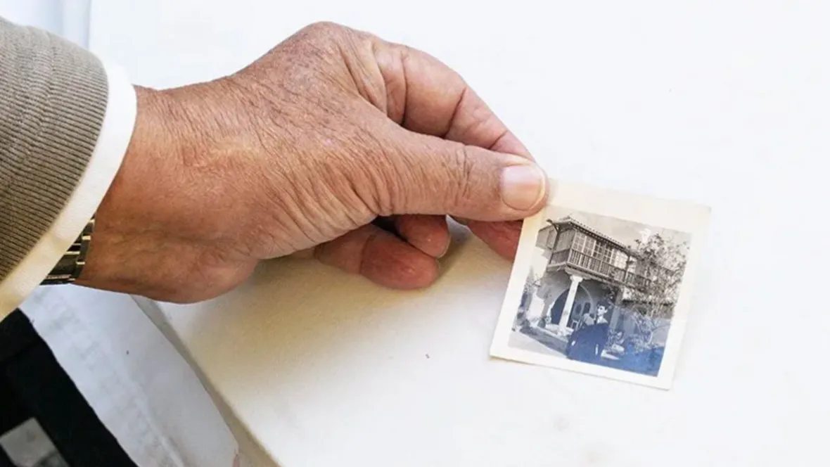 Hand som håller i ett foto.