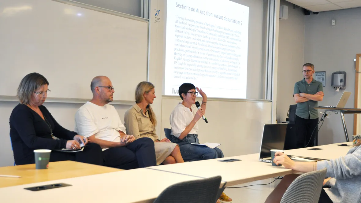 Fyra personer i paneldebatt och en moderator