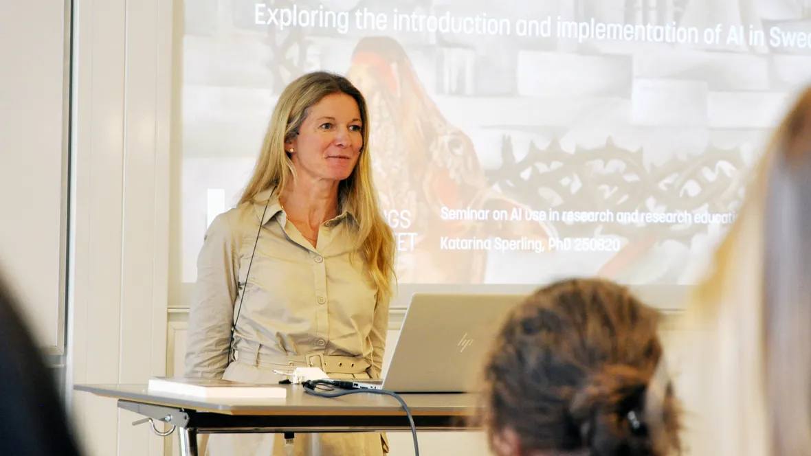 Kvinna föreläser framför publik