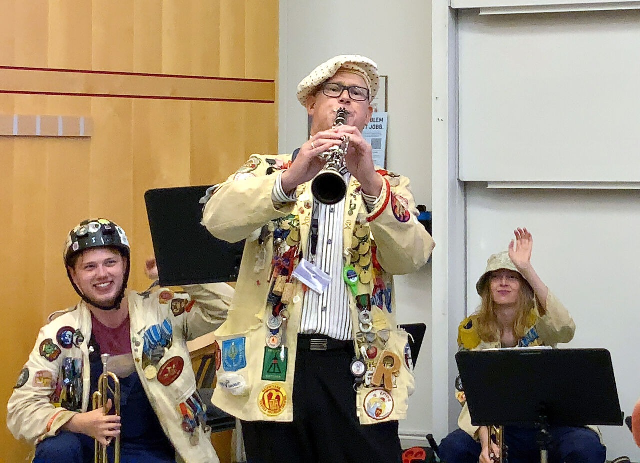 Man som spelar instrument