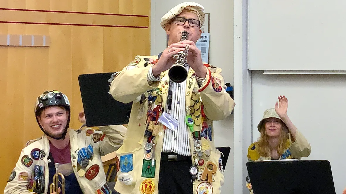 Man som spelar instrument