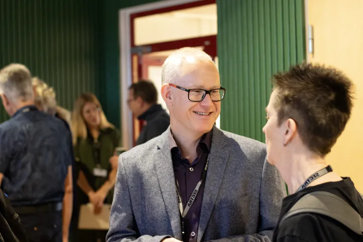 Porträtt av man som talar med kvinna på konferens