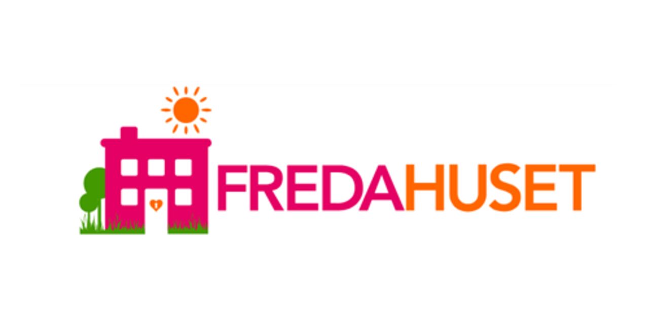 Logotyp ett hus rosa hus med orange rosa text där det står Fredahuset