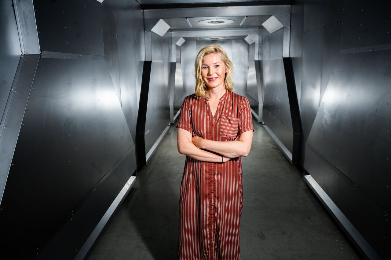 Person (Lisa Lundström) som står i ett rum med metallklädda väggar.