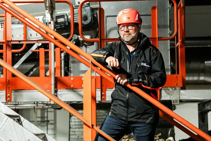 En person står på en trappa.