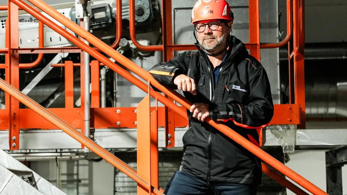 En person står på en trappa.