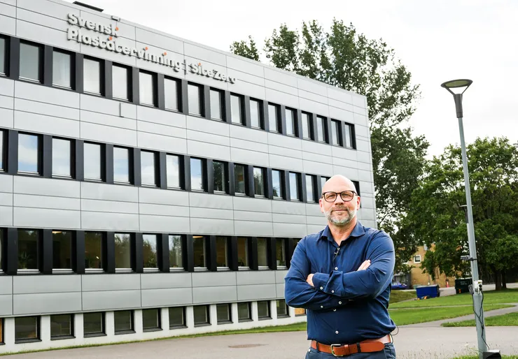 En person utanför ett kontor.