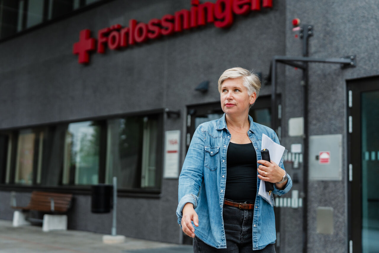 Lisa Guntram utanför förlossningen på universitetssjukhuset i Linköping.