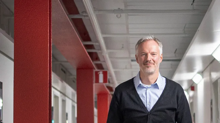 Manlig forskare i korridor.