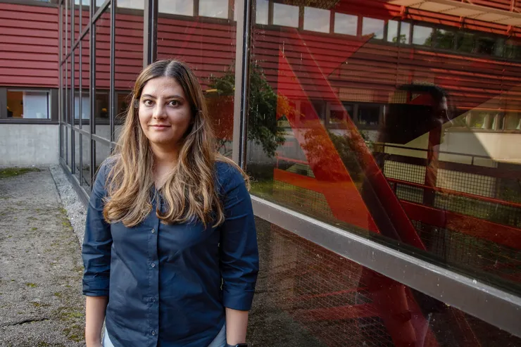 Pardis Niknafs står bredvid stora fönster. 