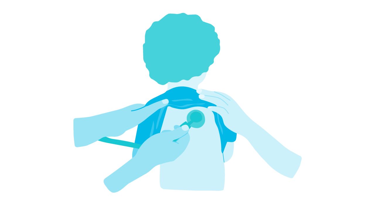 En blå illustration av ett barn sett bakifrån där en läkare lyssnar av med ett stetoskop på ryggen