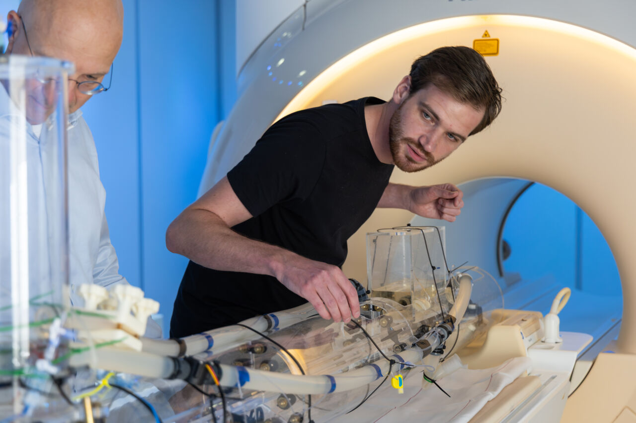 Person (Twan Bakker) som står böjd framför en magnetkamera.