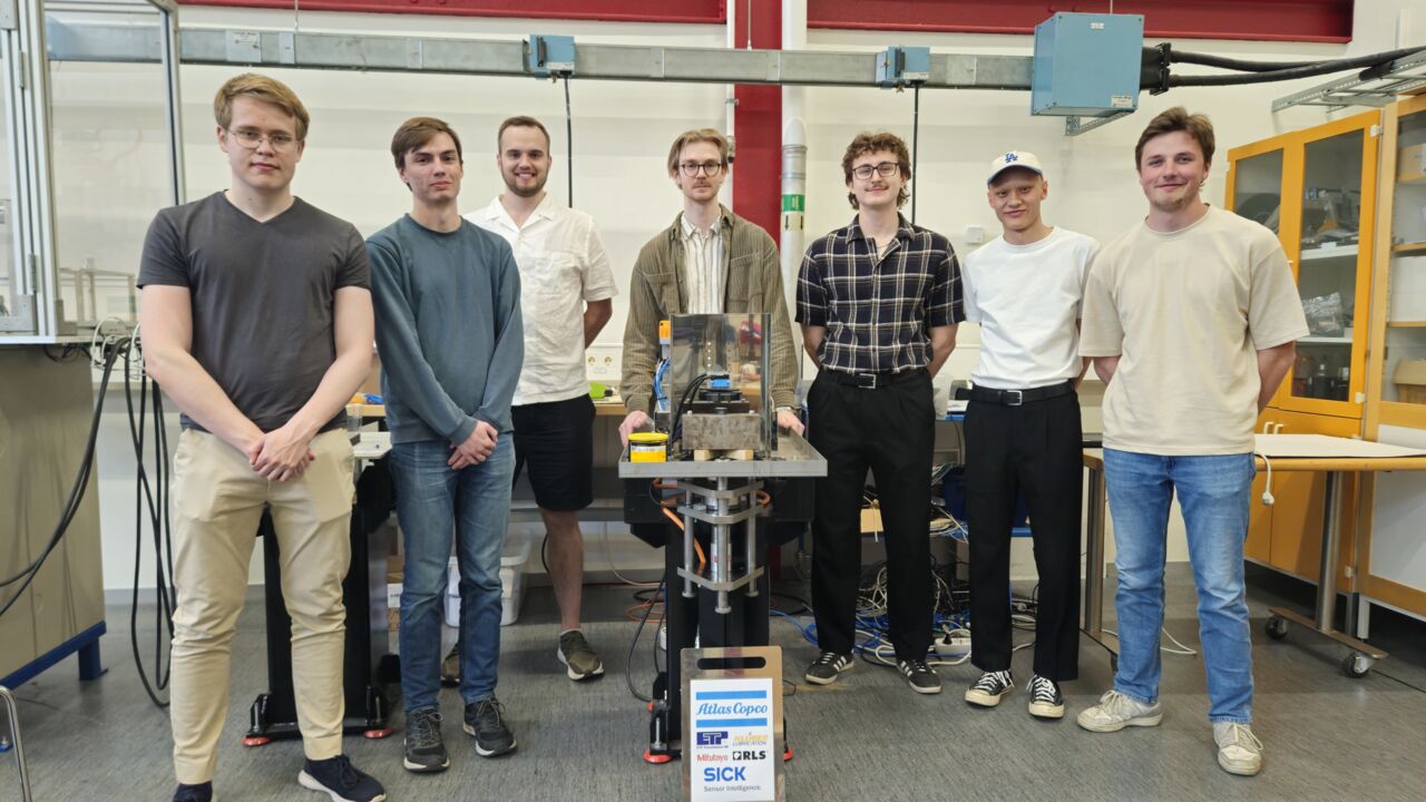 Group photo of mechanical engineering students.