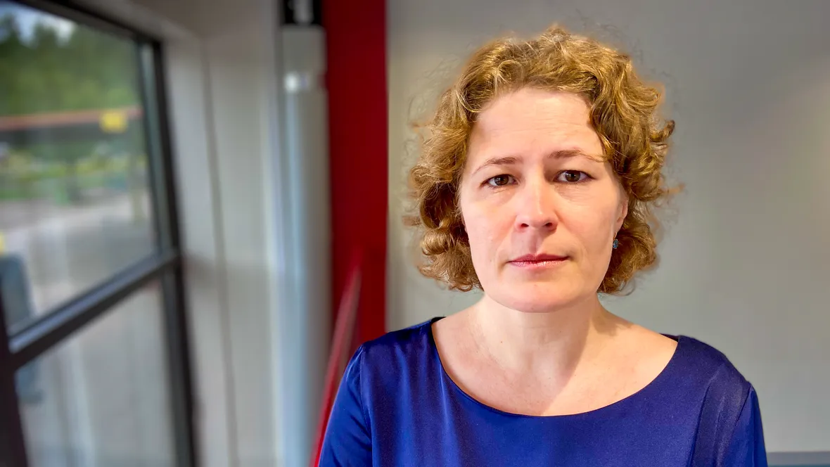 Porträttbild på Mariana Gustafsson inomhus.