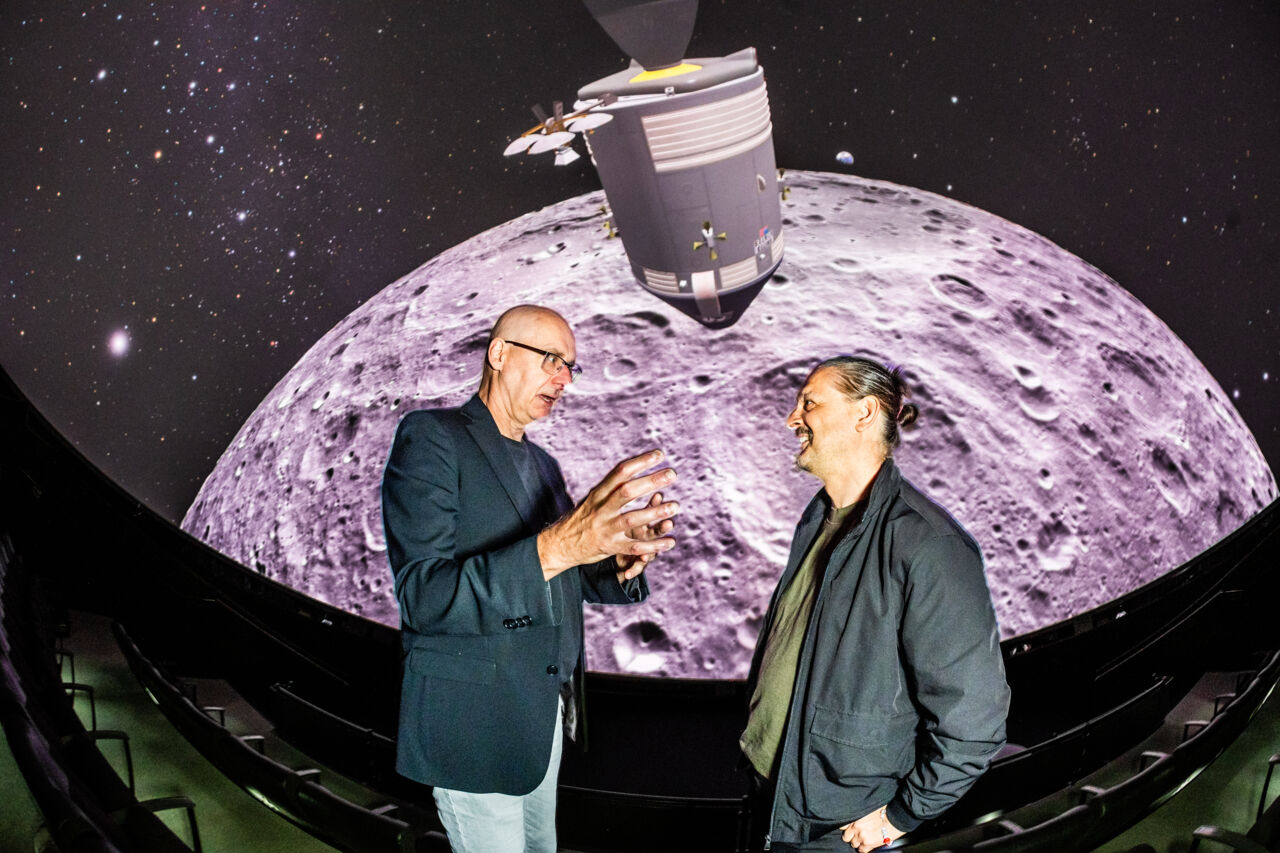 Två forskare står och pratar.