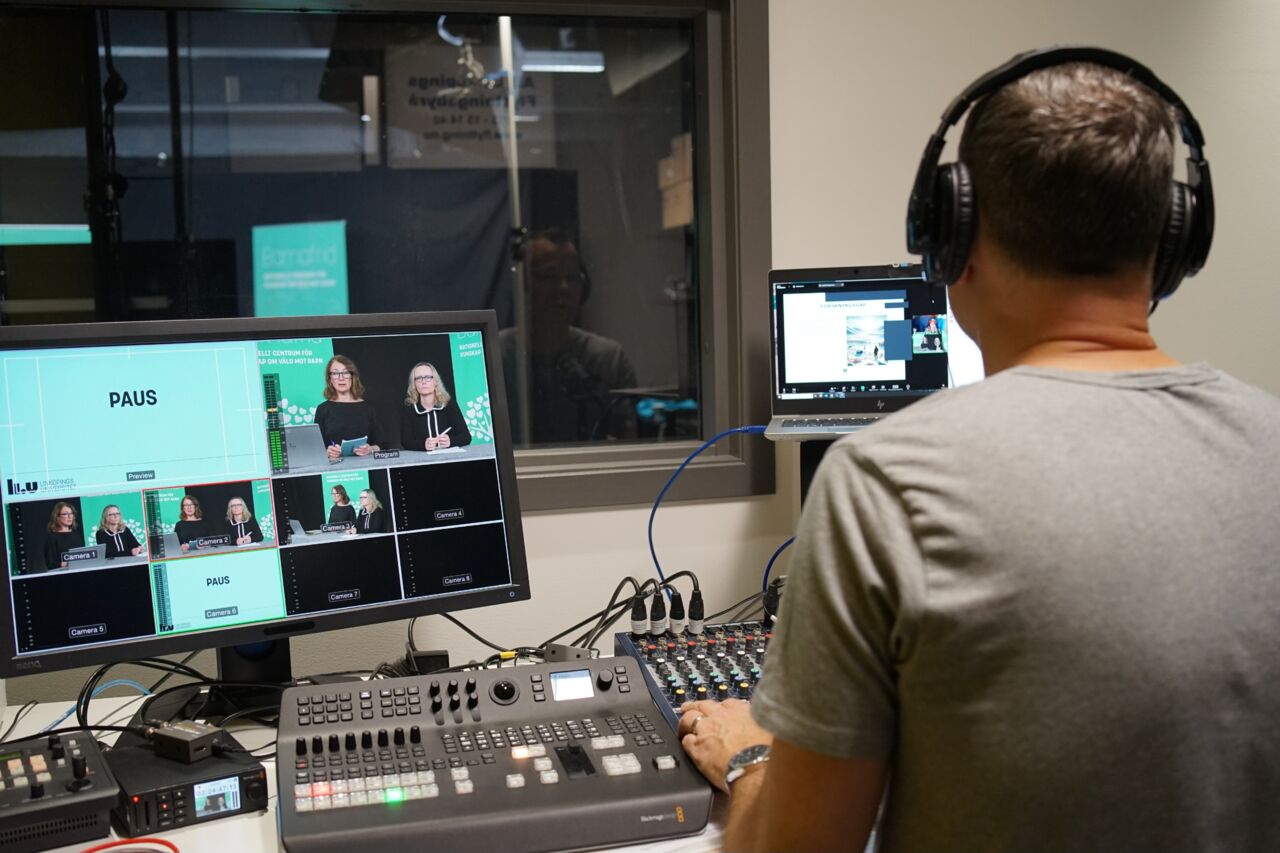 Bild på man vid datorer