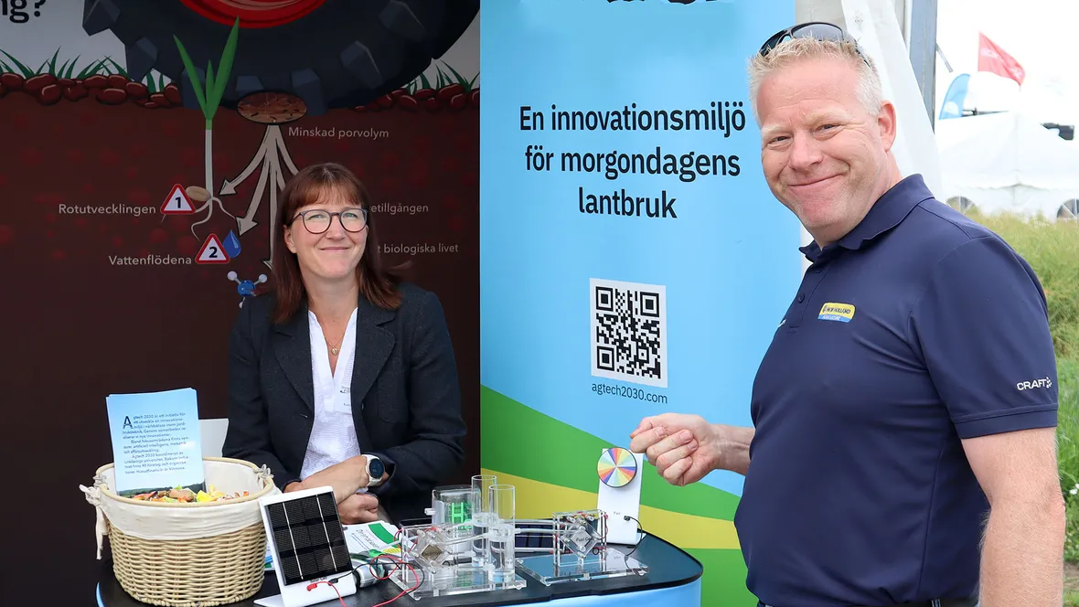 Kemisten Karolina Muhrman diskuterar vätgasproduktion med Anders Folkelid, New Holland under en av våra många utställningar på fältmässor.
