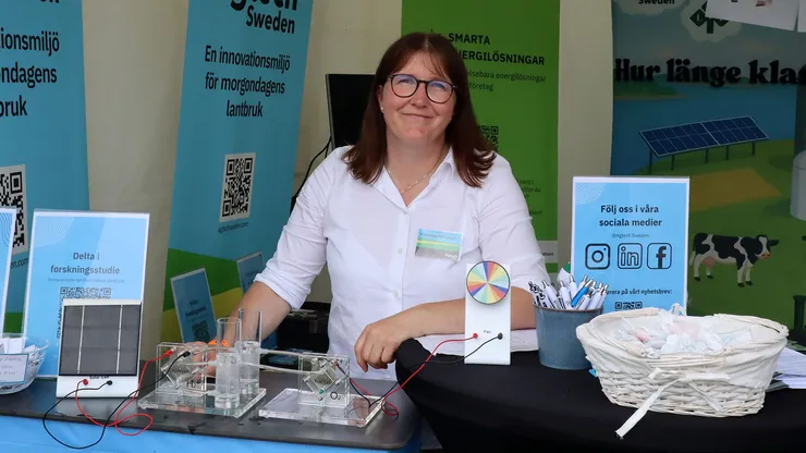 Tänk att man kan göra bränsle genom bara vatten och luft! Här demonstrerar Karolina Muhrman produktion av vätgas under Brunnby Lantbrukardagar sommaren 2025.