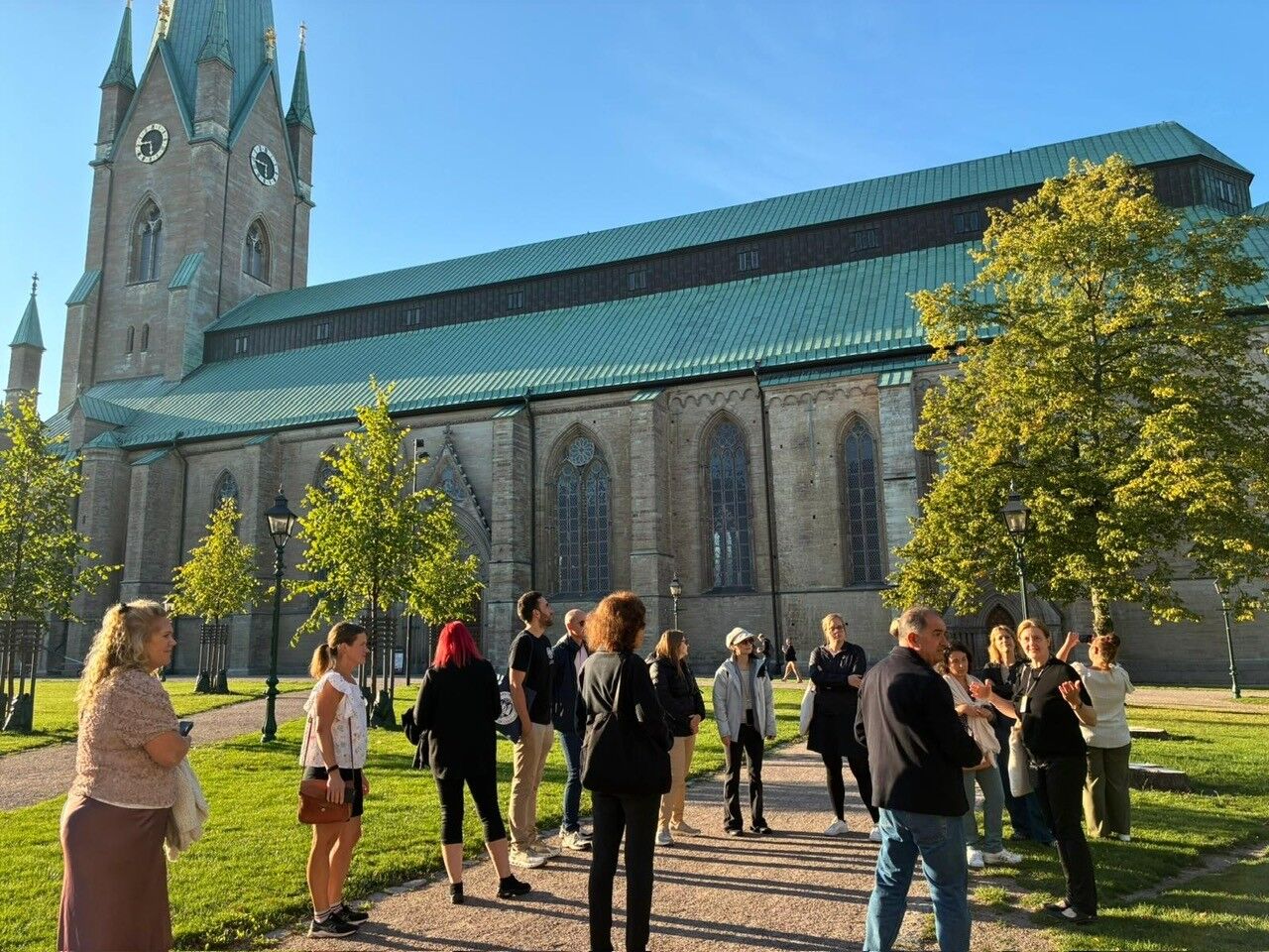 Människor i grupp utanför Linköpings domkyrka