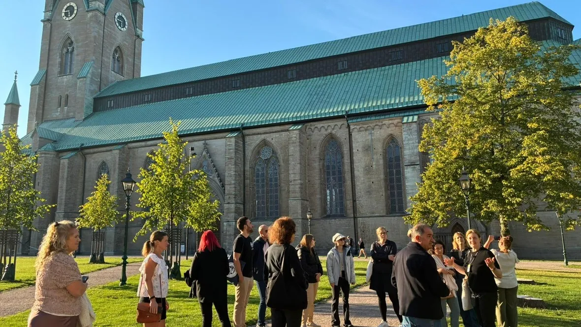 Människor i grupp utanför Linköpings domkyrka