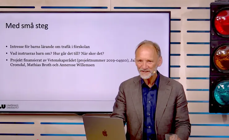 Mathias Broth i en tv-studio.