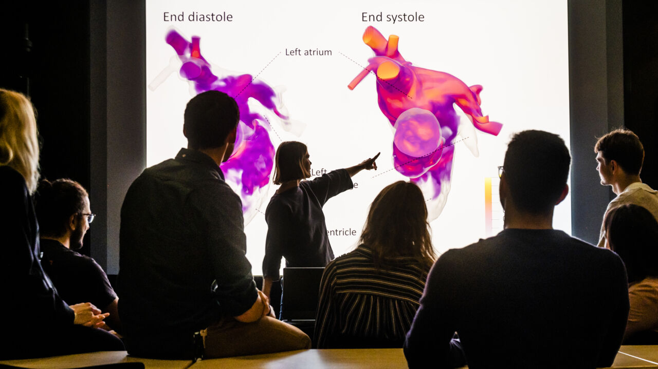 Grupp av doktorander i föreläsningssal