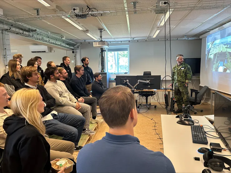 Studenter lyssnar på person som berättar om FLygvapnet