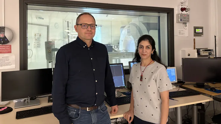 En bild på två personer