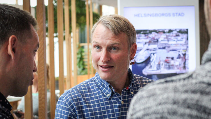 Två män diskuterar.