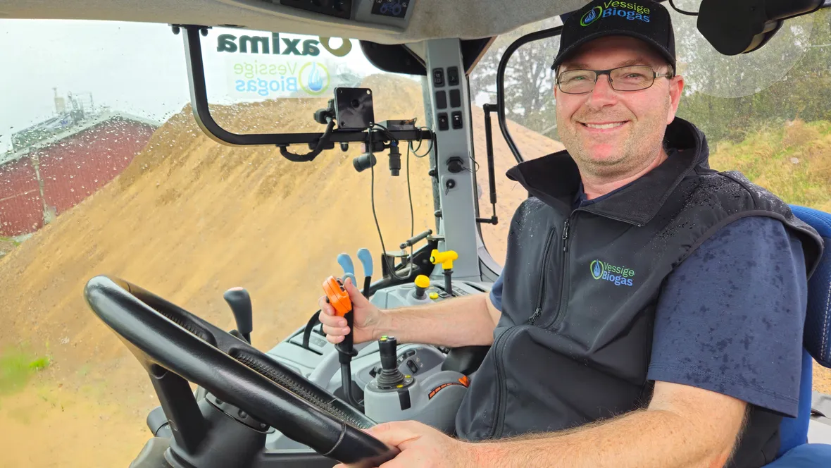 Man som styr en biogas-traktor.