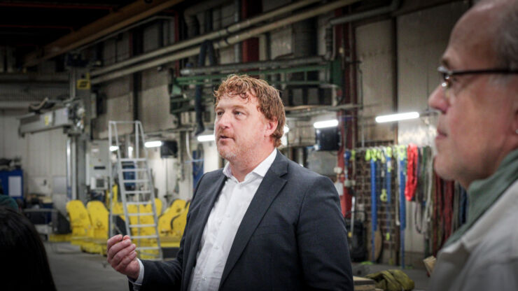 två män i en fabrik.