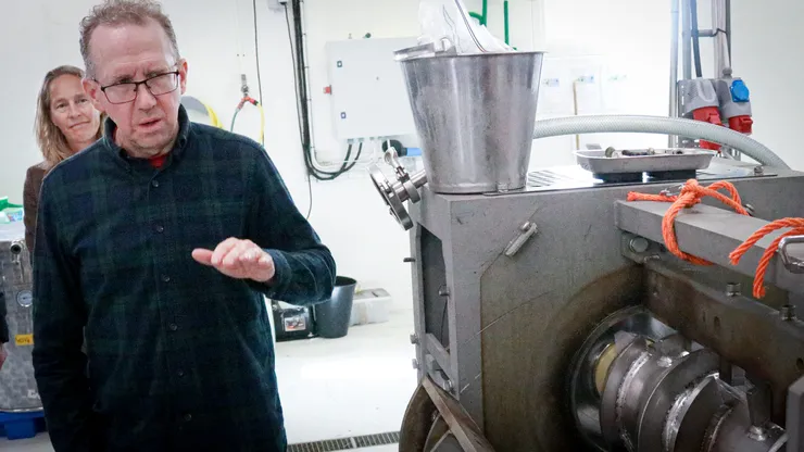 Man föreläser i labb.