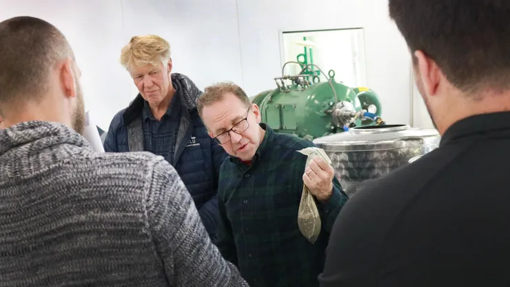 Två män som föreläser i laboratorium.