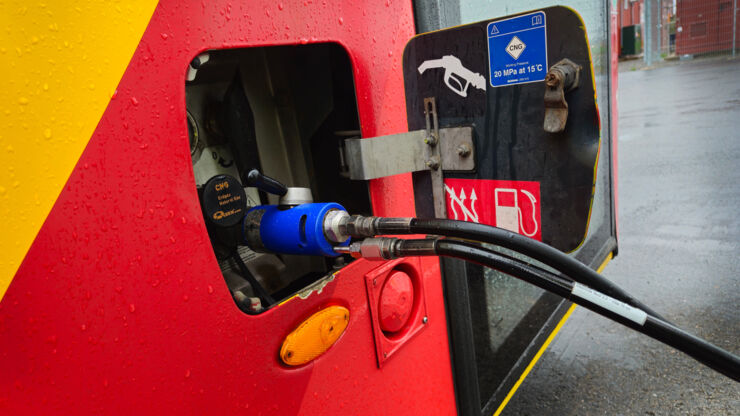 Buss som tankas med biogas.