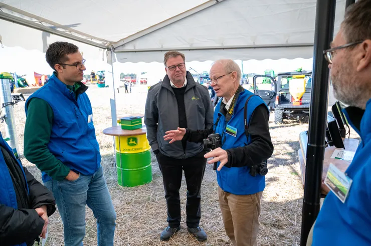 Grupp människor i samtal.