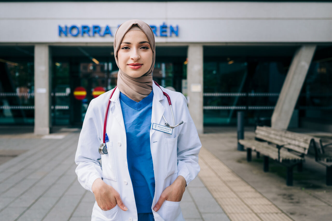 Kvinnlig läkarstudent utanför sjukhus