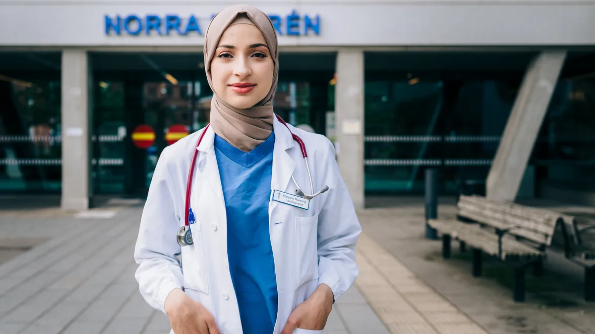 Kvinnlig läkarstudent utanför sjukhus