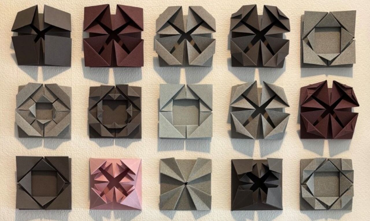 Del av ett konstverk i papper och textil.