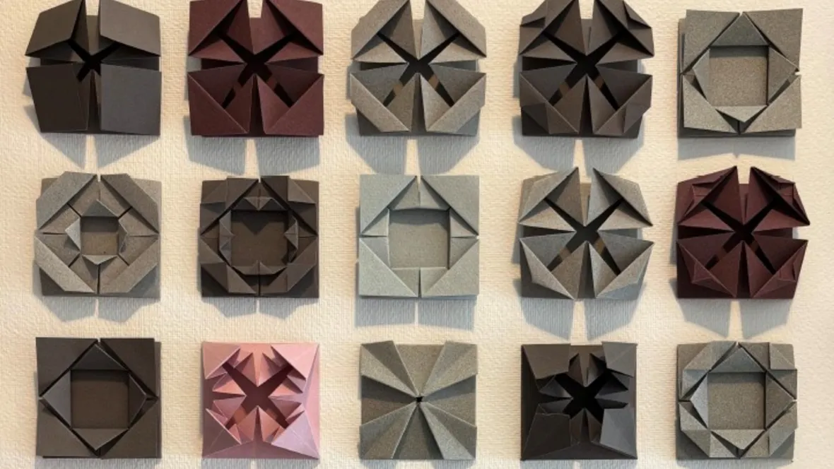 Del av ett konstverk i papper och textil.