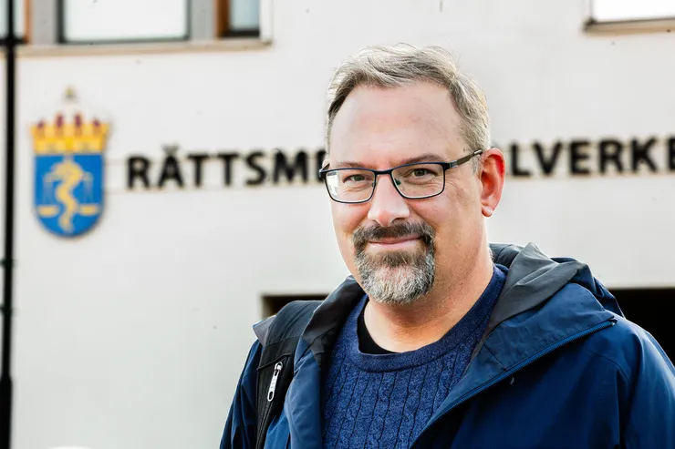 Porträtt av man utanför Rättsmedicinalverket.